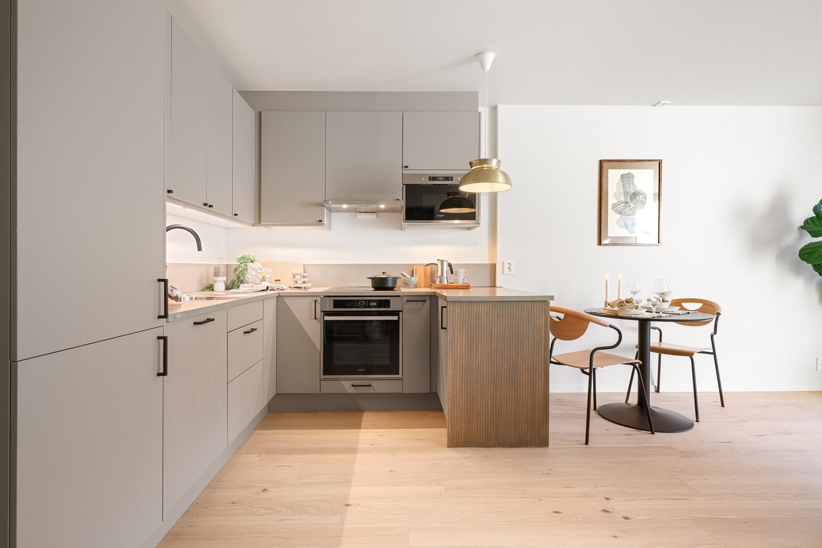 - Et svært gjennomtenkt, godt kjøkken med integrerte, medfølgende hvitevarer - Galleribilde