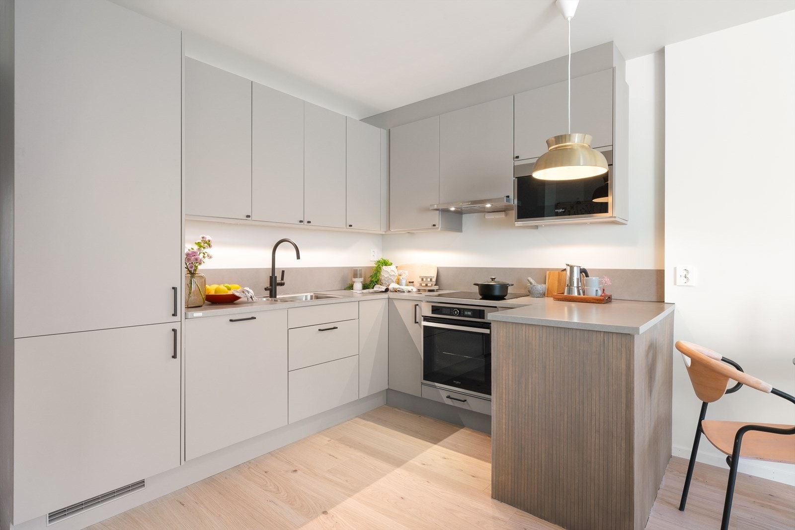 - Kjøkkenet har generøs skap- og benkeplass. Nærmeste matbutikk ligger kun 4 min gange fra utgangsdøra - Galleribilde