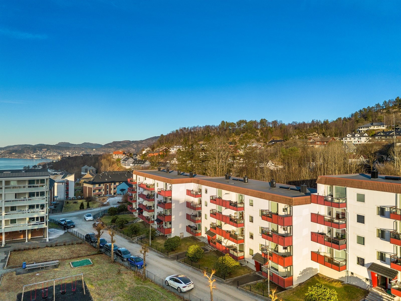 - Fra leiligheten er det kun 3 min gange til busstoppet "Monrad Mjeldes vei" - Galleribilde