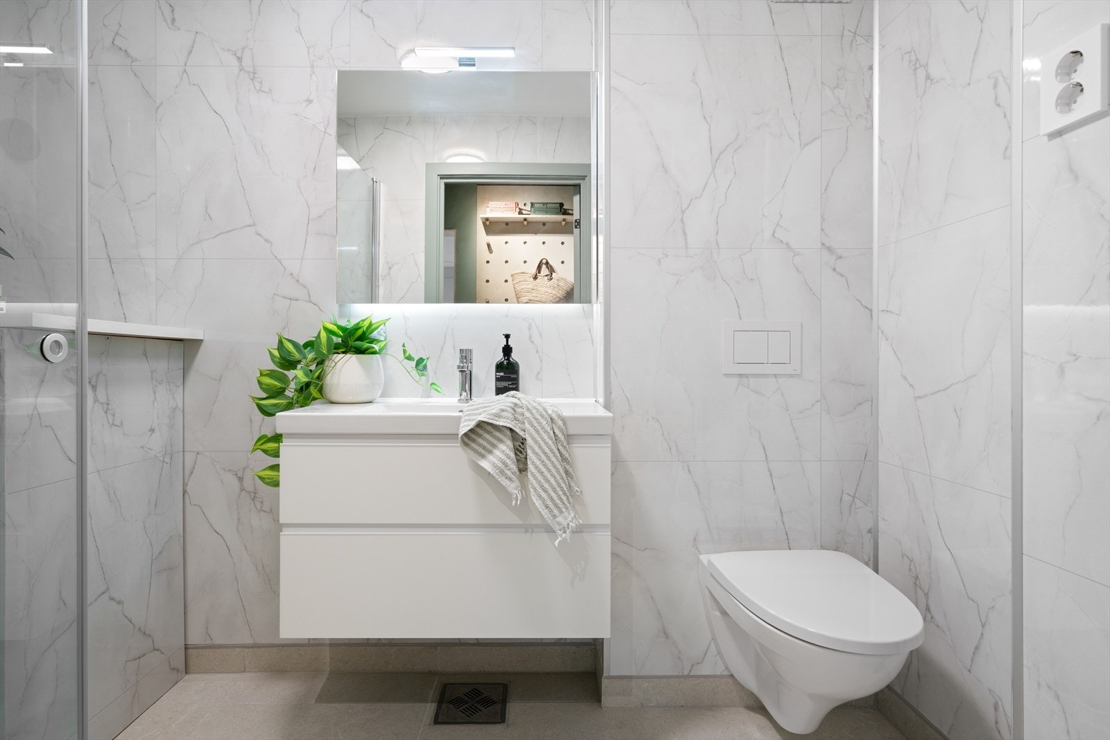 - Splitter nytt, ubrukt baderom med opplegg for vaskemaskin! - Galleribilde