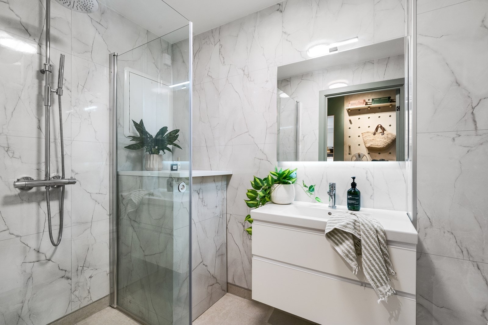 - Svært praktisk baderomsmøblement med fine sorteringsskuffer - Galleribilde