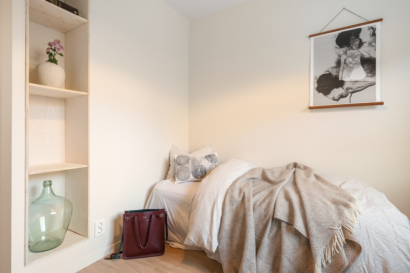 - Student? Lei ut et rom og betjen deler av boliglånet ditt. Du kan få opp mot 9000,- pr. rom - Galleribilde