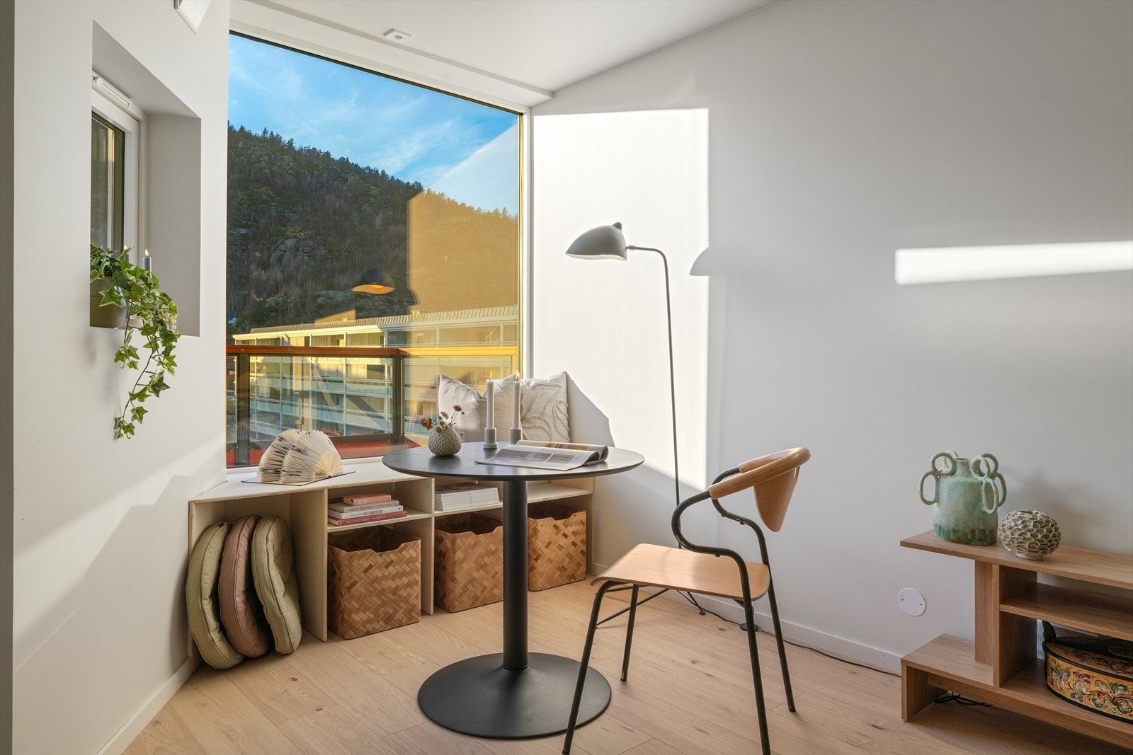 - Boligen byr på moderne løsninger og en stue med fleksible møbleringsmuligheter - Galleribilde