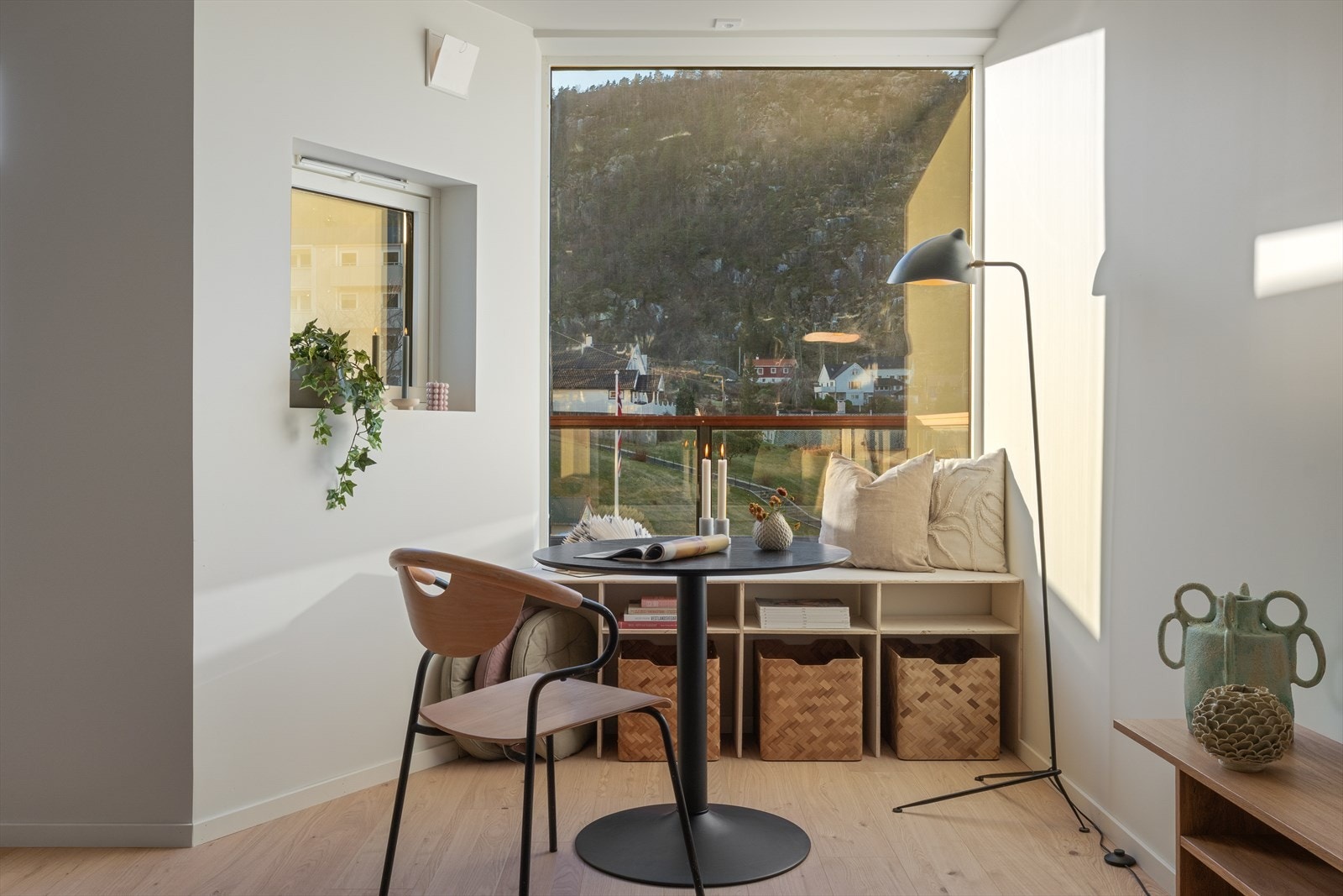 - Benken er bygget slik at den gjør seg utmerket som sitteplasser til hjemmekontor eller spisebord - Galleribilde