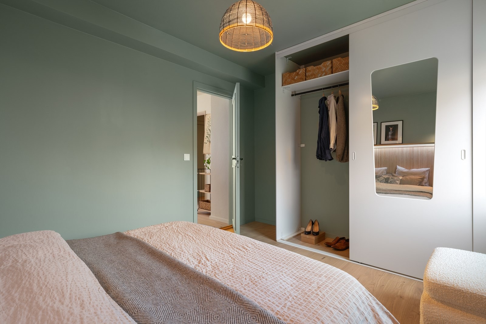 - Her får du et særdeles moderne og romslig soverom, finmalt i en sagegrønn fargetone som gir rommet et harmonisk uttrykk - Galleribilde