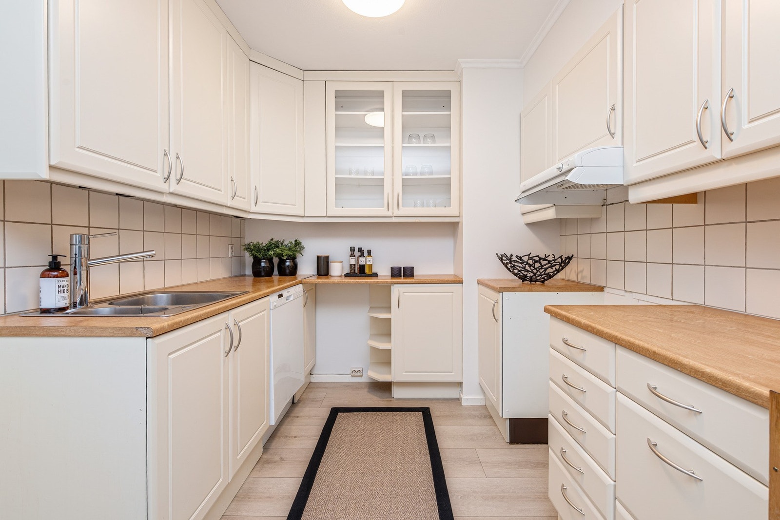 Kjøkkenet er et funksjonelt og godt arbeidskjøkken. Galleribilde