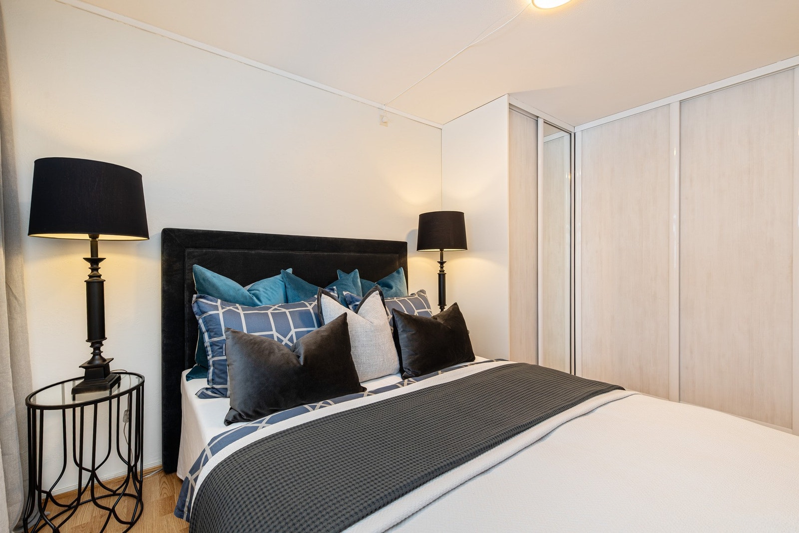 Med skyvedørsgarderobe Galleribilde