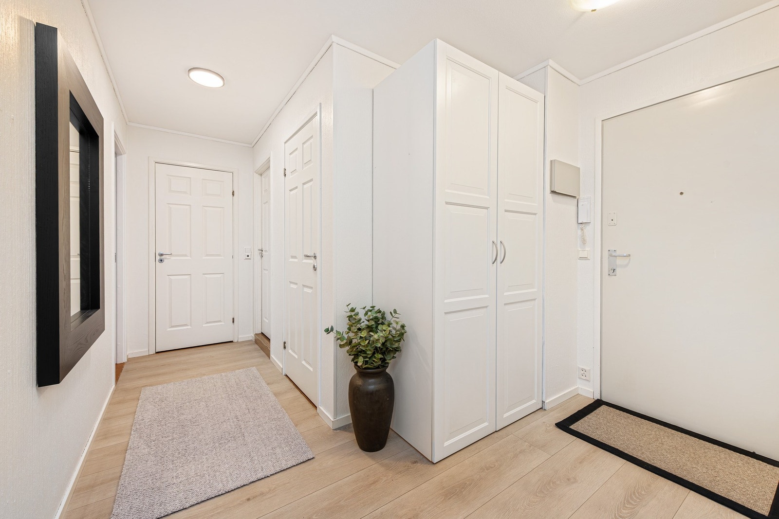 Entre med garderobeskap Galleribilde