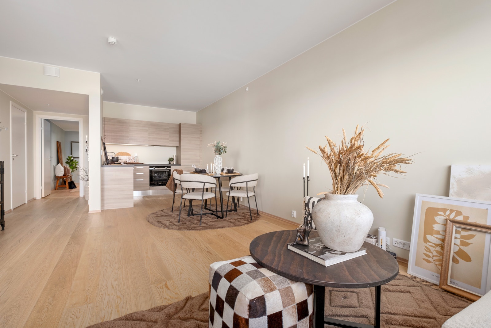 Bilder og illustrasjoner som er brukt i annonsen er fra flere ulike leilighetstyper i prosjektet. Materialer, inventar og fargevalg kan avvike. Galleribilde