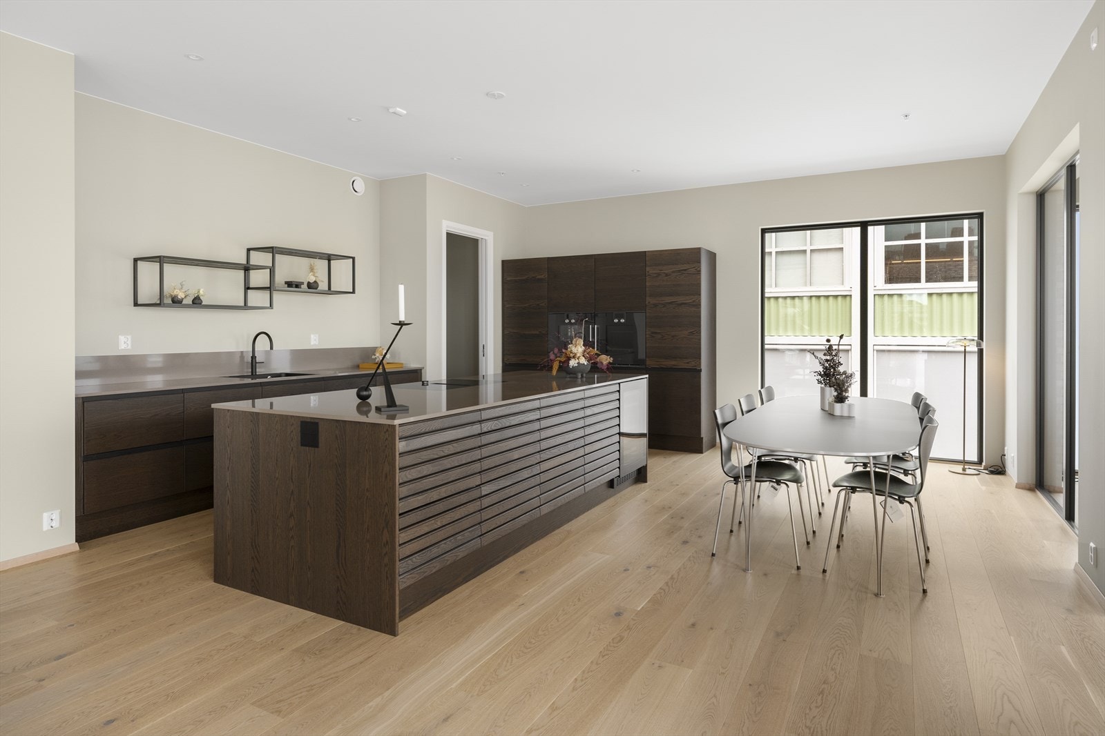 Kjøleskap, fryseskap, oppvaskmaskin, induksjonstopp, stekeovn, dampovn, varmeskuff og vinskap Galleribilde