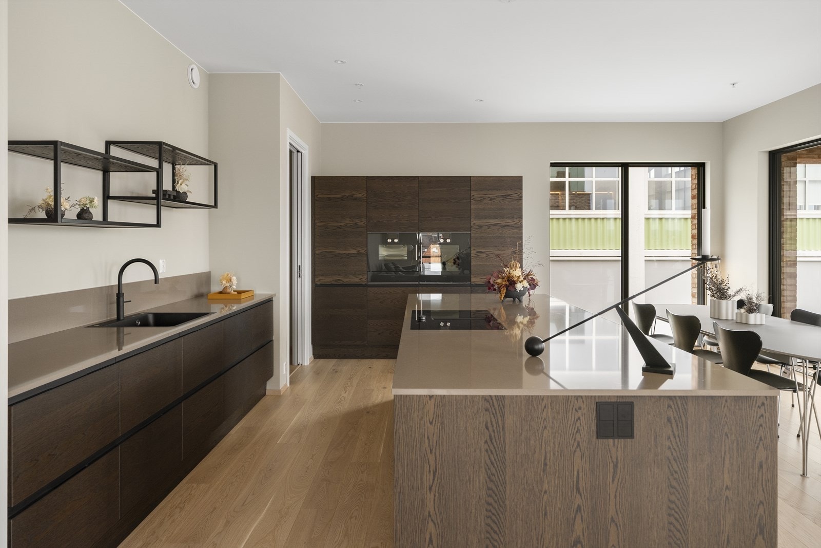 Legg merke til at det er et spisskammers i venstre hjørne Galleribilde