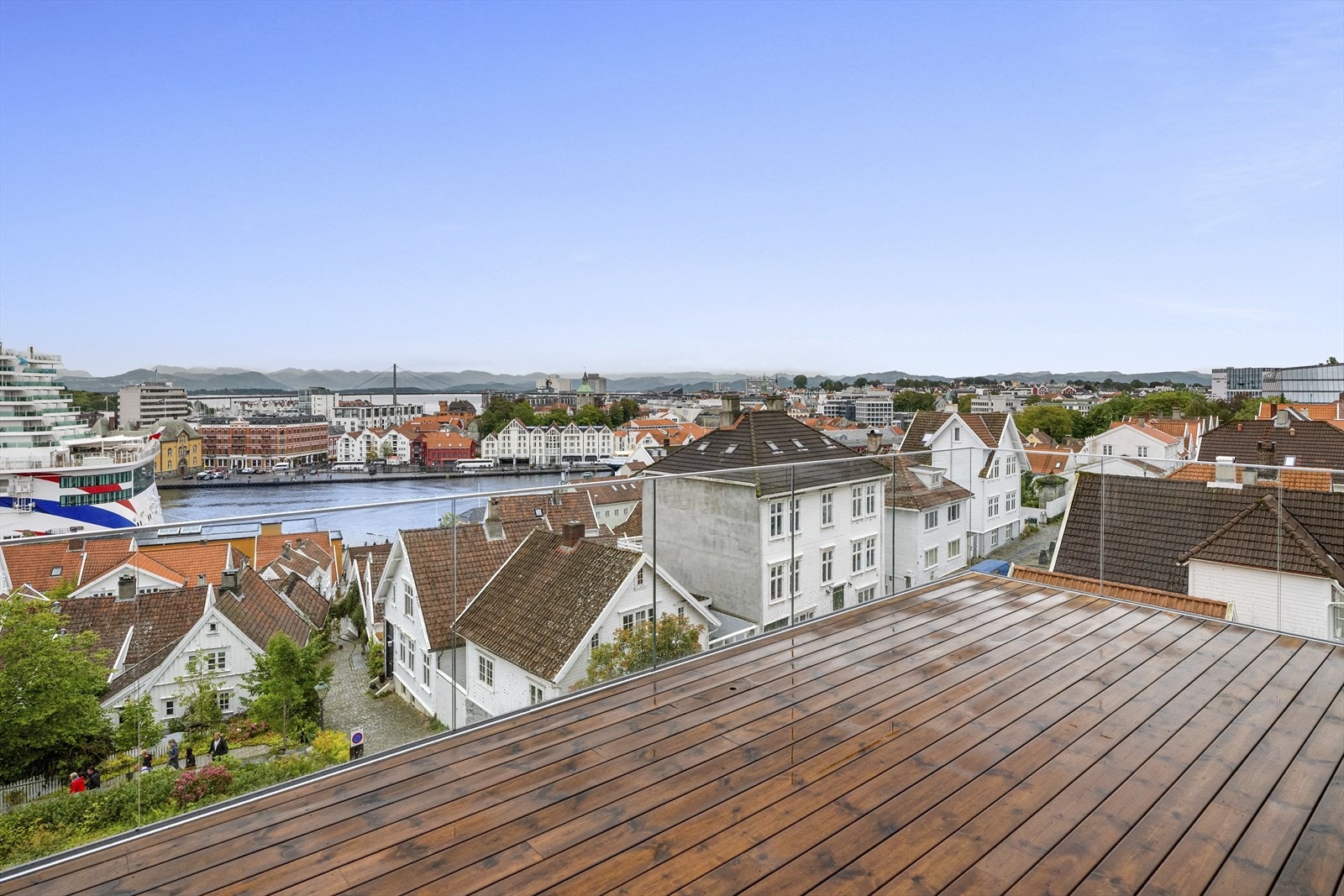 Her, i nest øverste etasje, har vi en nydelig leilighet i fremste rekke mot Gamle Stavanger med fantastisk utsikt utover Stavanger, fjord og fjell. Galleribilde
