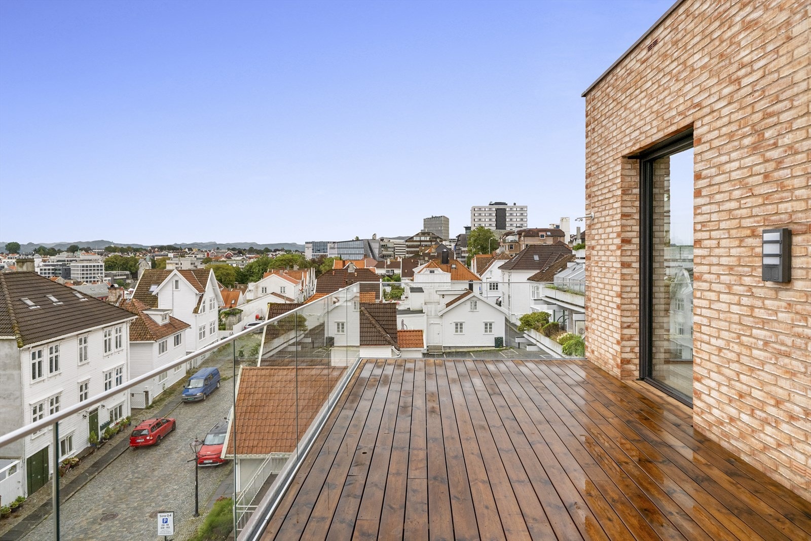 Balkongen har vannutkaster og utekjøkken med gassgrill. Galleribilde