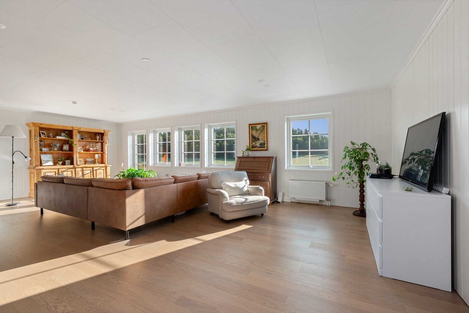 Romslig stue med flere innredningsmuligheter Galleribilde