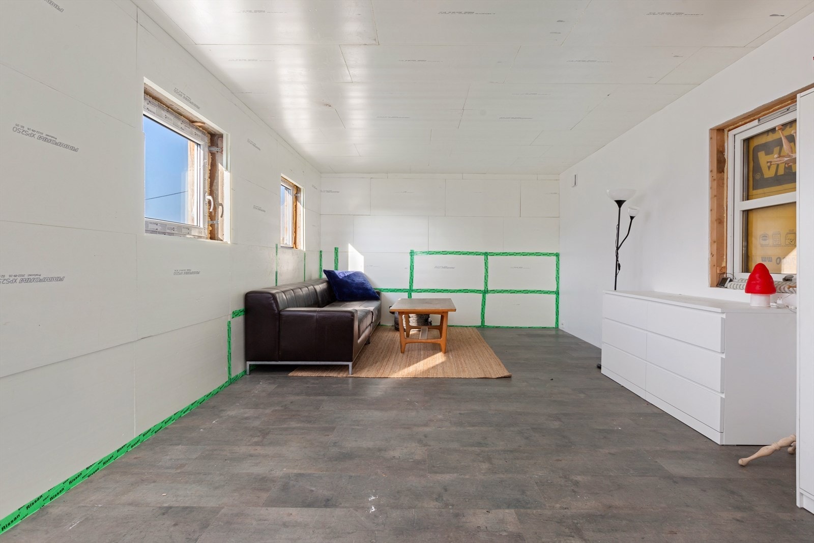 Isolert og innredet rom i fjøset Galleribilde