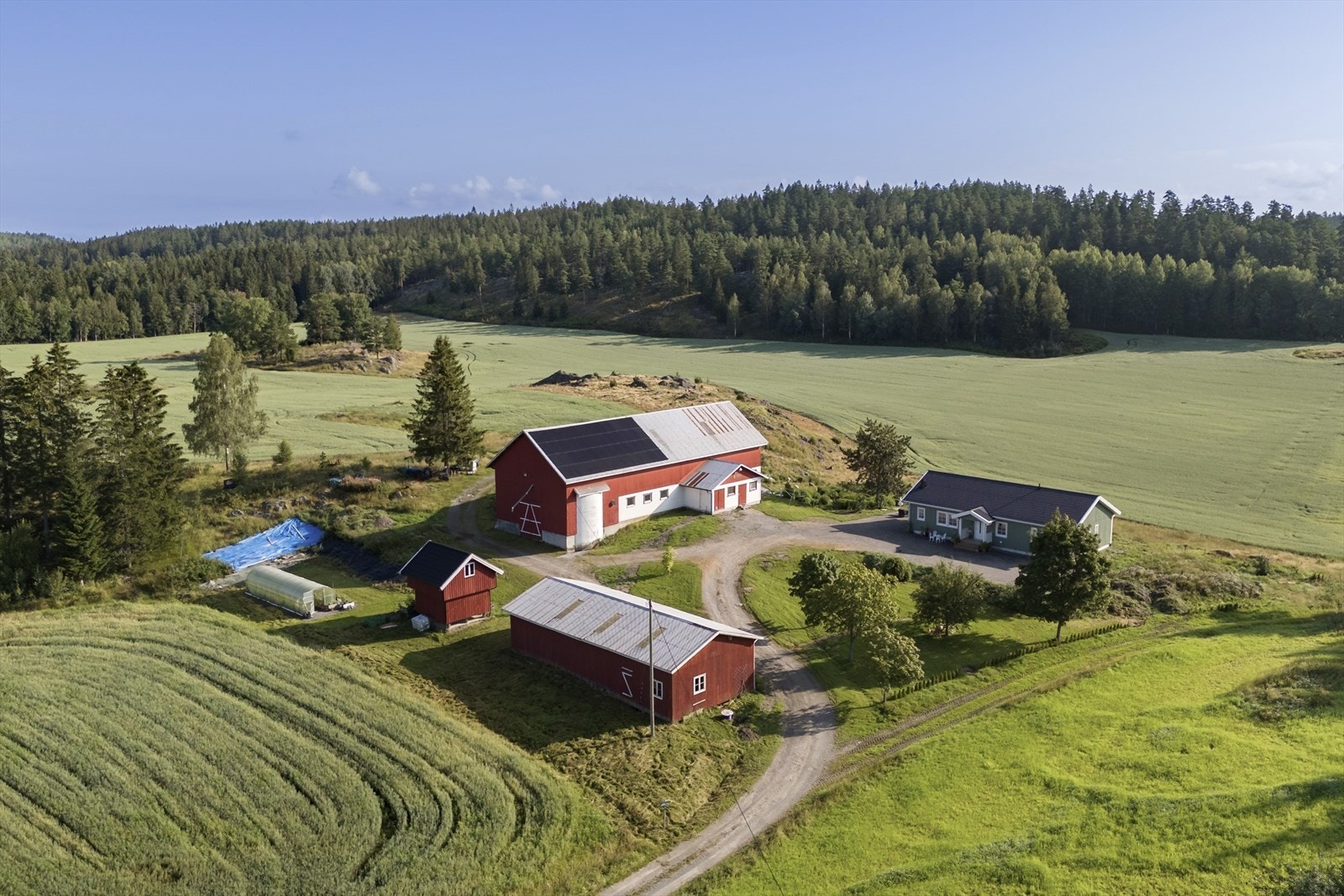 Tegneby og Grønnerød Landbruksmegling AS har gleden av å presentere Kongsbakk Gård, idyllisk småbruk i Marker Galleribilde