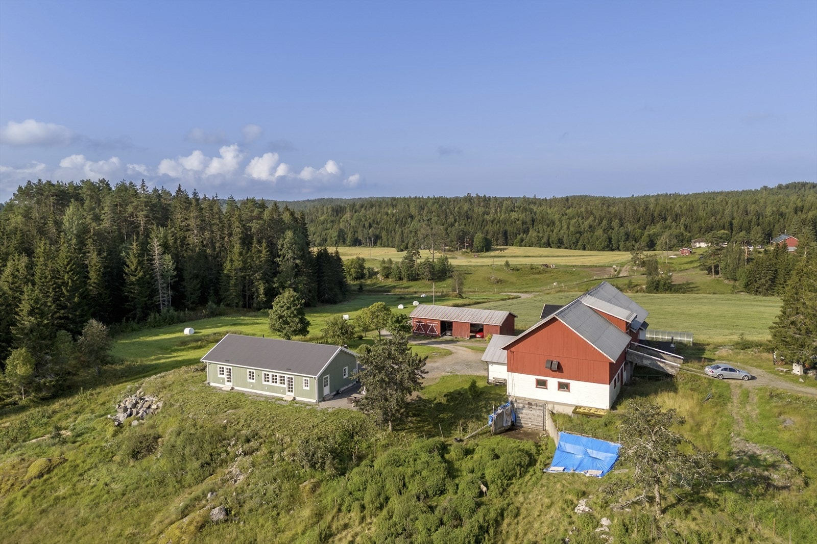 Gården ligger i et åpent og flott kulturlandskap Galleribilde