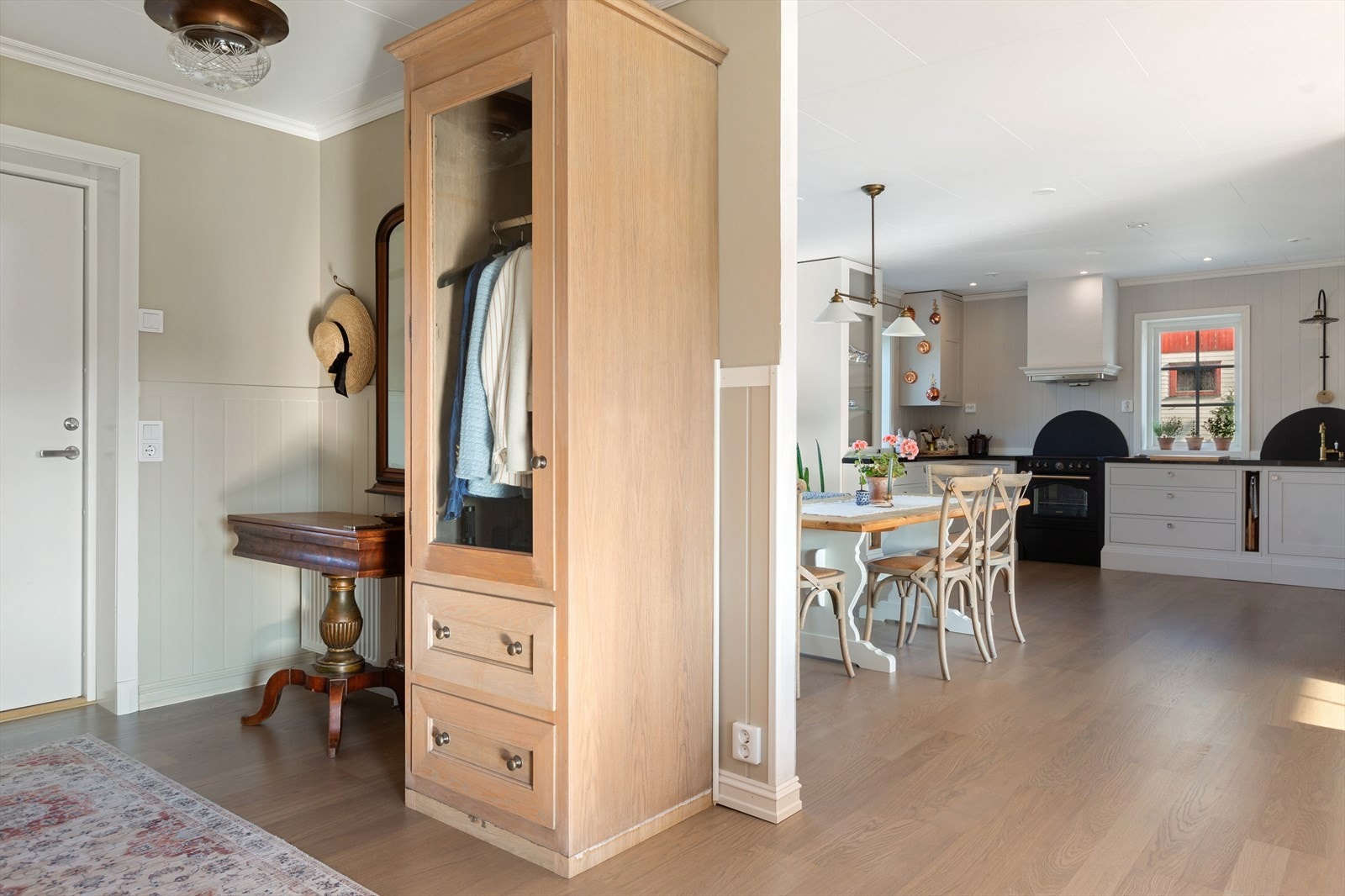 Hallen gir et fint førsteinntrykk. Her er god plass til yttertøy og sko. Galleribilde