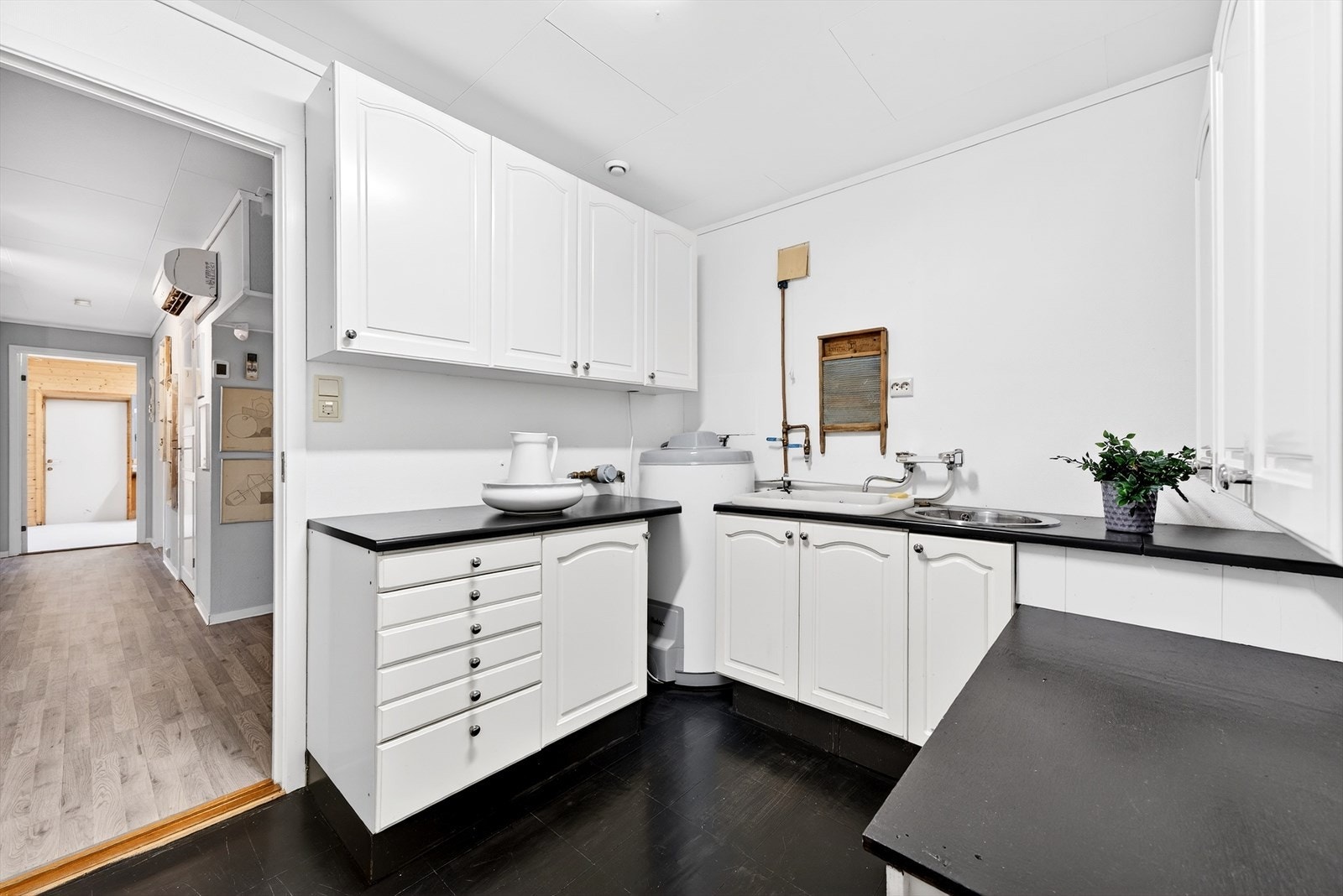 Vaskerom m/god oppbevaringsplass Galleribilde