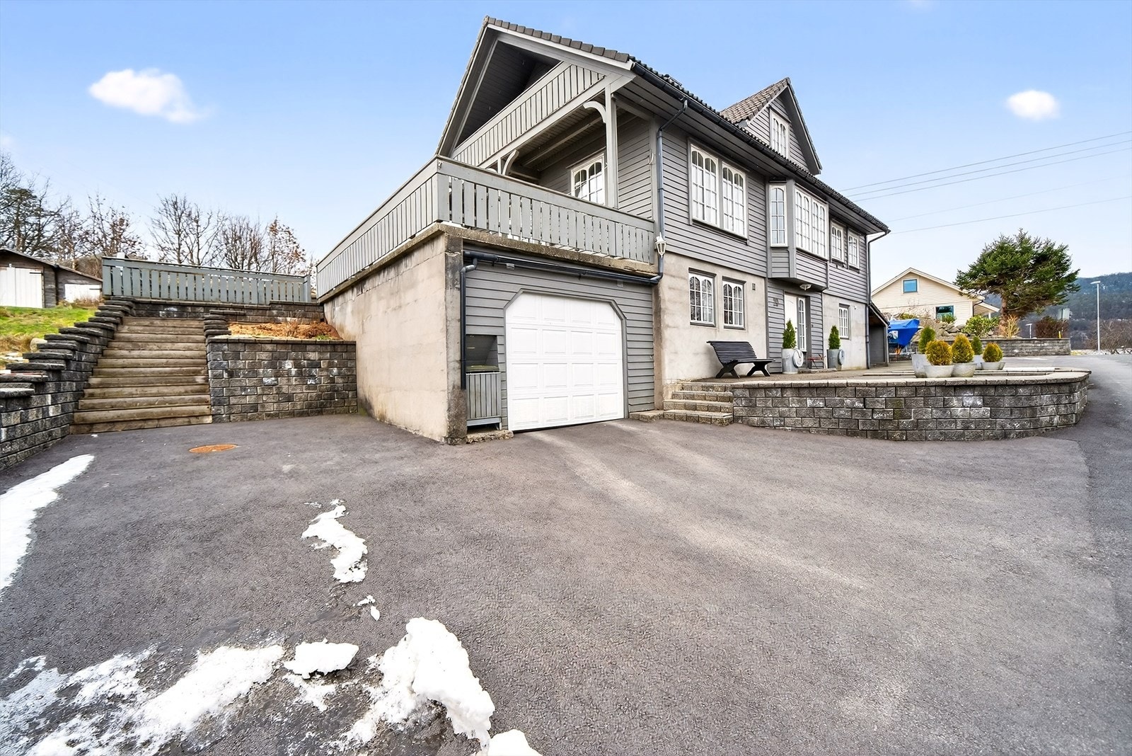 Gode parkeringsmuligheter på egen grunn i tillegg til garasje og carport. Galleribilde