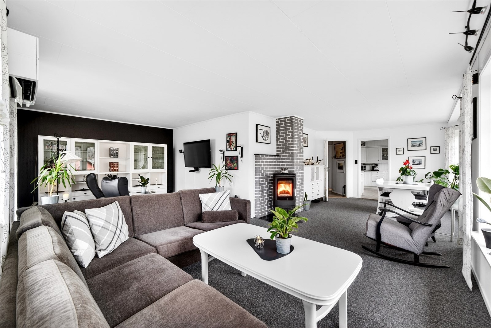 Stua rommer fin plass til både sofa og spisemøblement. Galleribilde