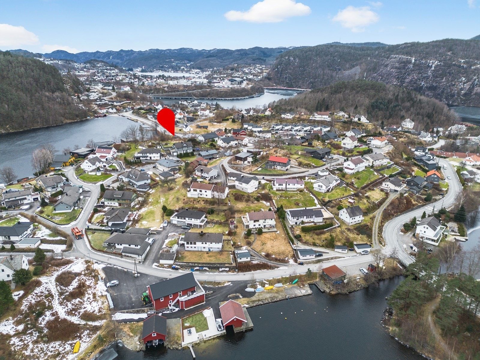 Fra eiendommen har du kort gangavstand til koselig badestrand samt nærhet til matvarehandel, barnehage og populære turområder med fantastisk utsiktspunkt. Galleribilde