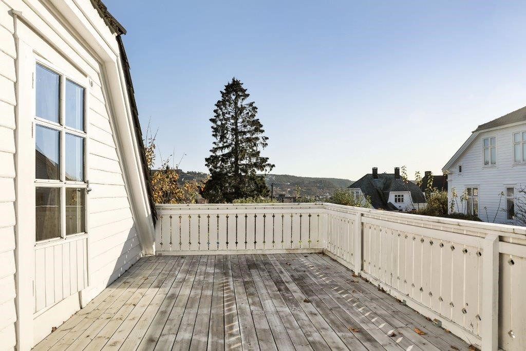 Romslig terasse fra 2 etg Galleribilde