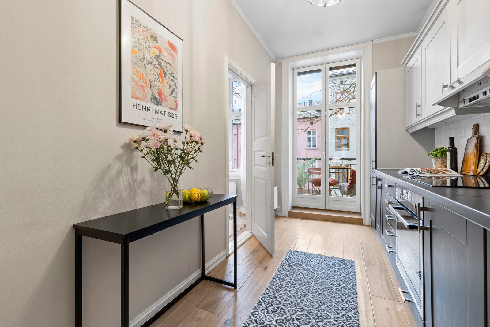 Separat kjøkken med utgang til solrik balkong Galleribilde