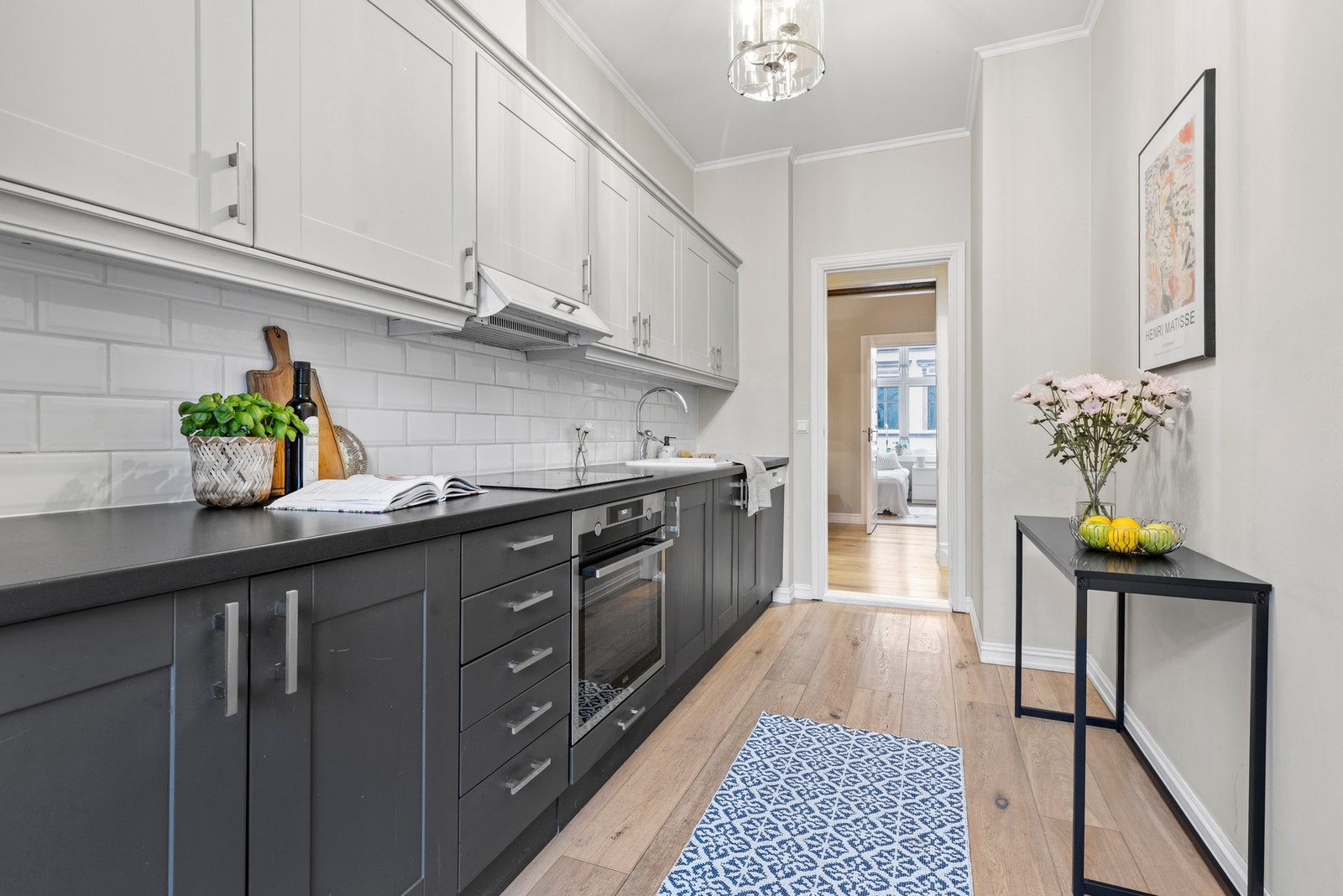 Integrerte hvitevarer som oppvaskmaskin fra Miele, kjøl/frys fra Ikea, stekeovn fra AEG og platetopp (ukjent merke) samt mekanisk avtrekksvifte fra Norema i overskap Galleribilde