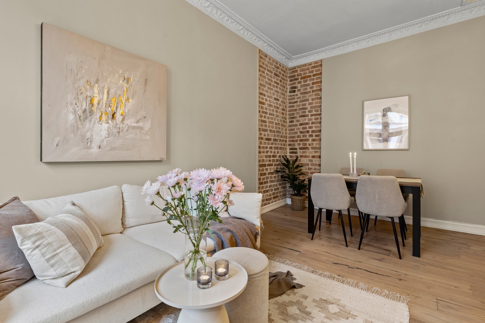 Det er god plass til sofagruppe og spisestue. Om ønskelig kan det monteres ildsted i rommet. Galleribilde