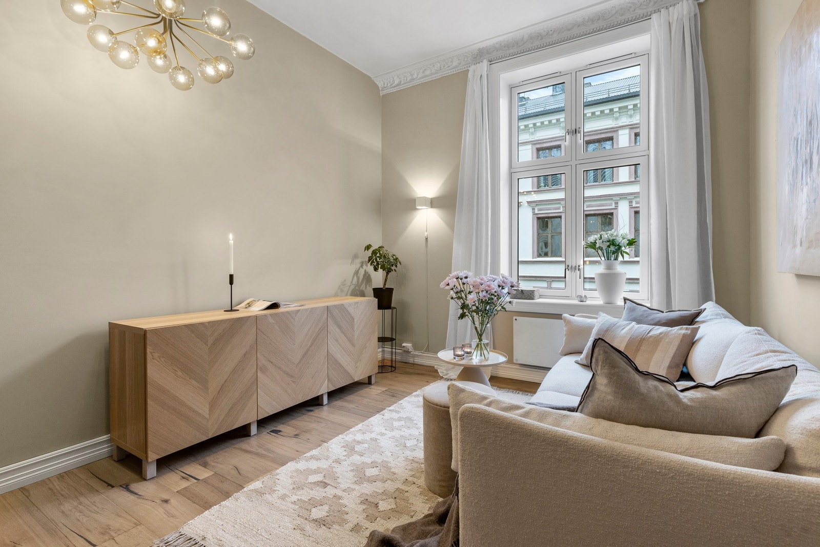 Svært god takhøyde på hele 2,95 meter samt store vindusflater gir i tillegg rikelig med naturlig lys i rommet Galleribilde