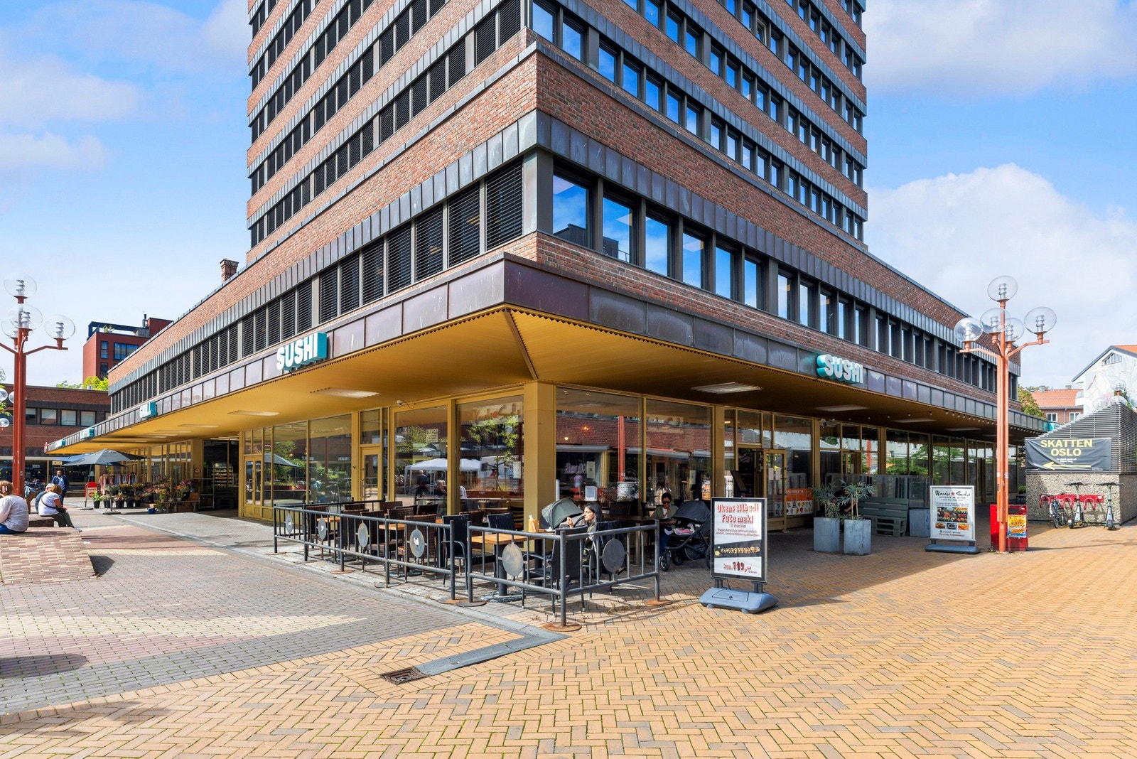 Tøyen Torg er Oslos mest levende torg, rett opp fra der T-banen stopper. Rundt torget fins en fantastisk samling kafeer, restauranter, butikker, bibliotek, og mye annet. Galleribilde