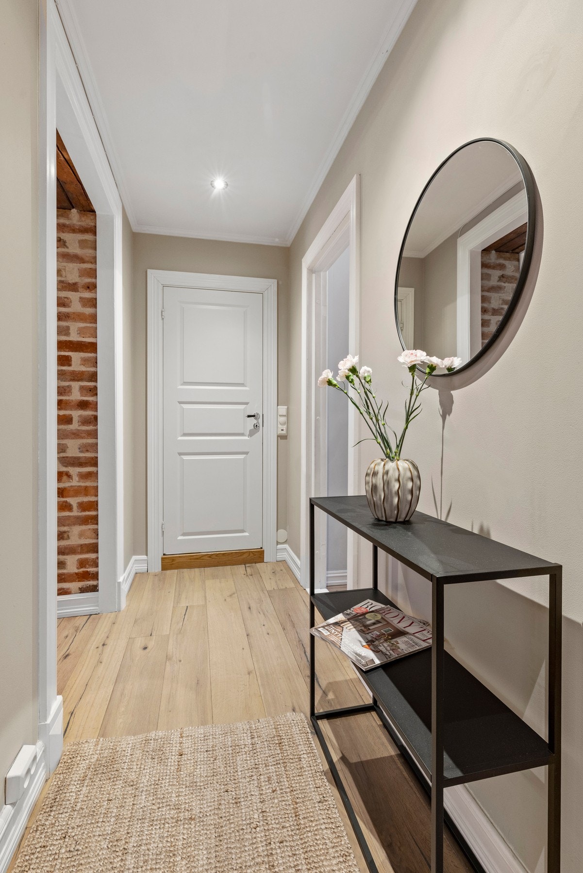 Innbydende entré med plass til sko og yttertøy Galleribilde