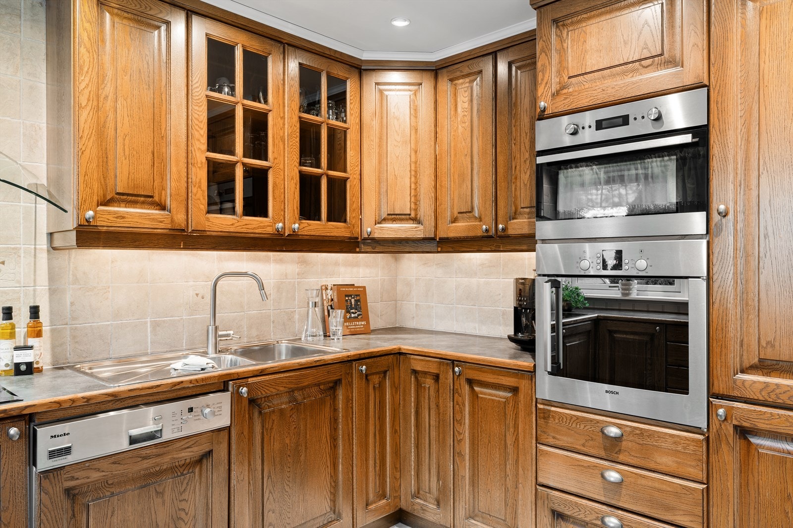 Her er det rikelig med benkeplass, samt over- og underskap for god oppbevaring Galleribilde