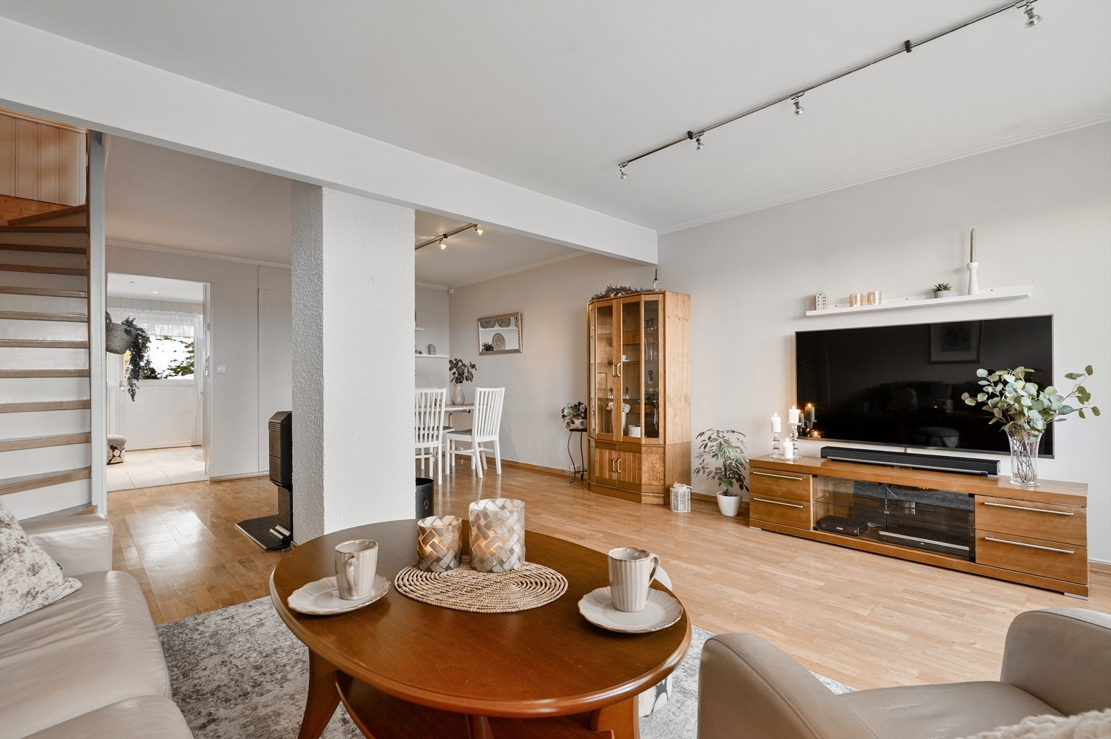 Fra stuen har man direkte adkomst til kjøkken Galleribilde