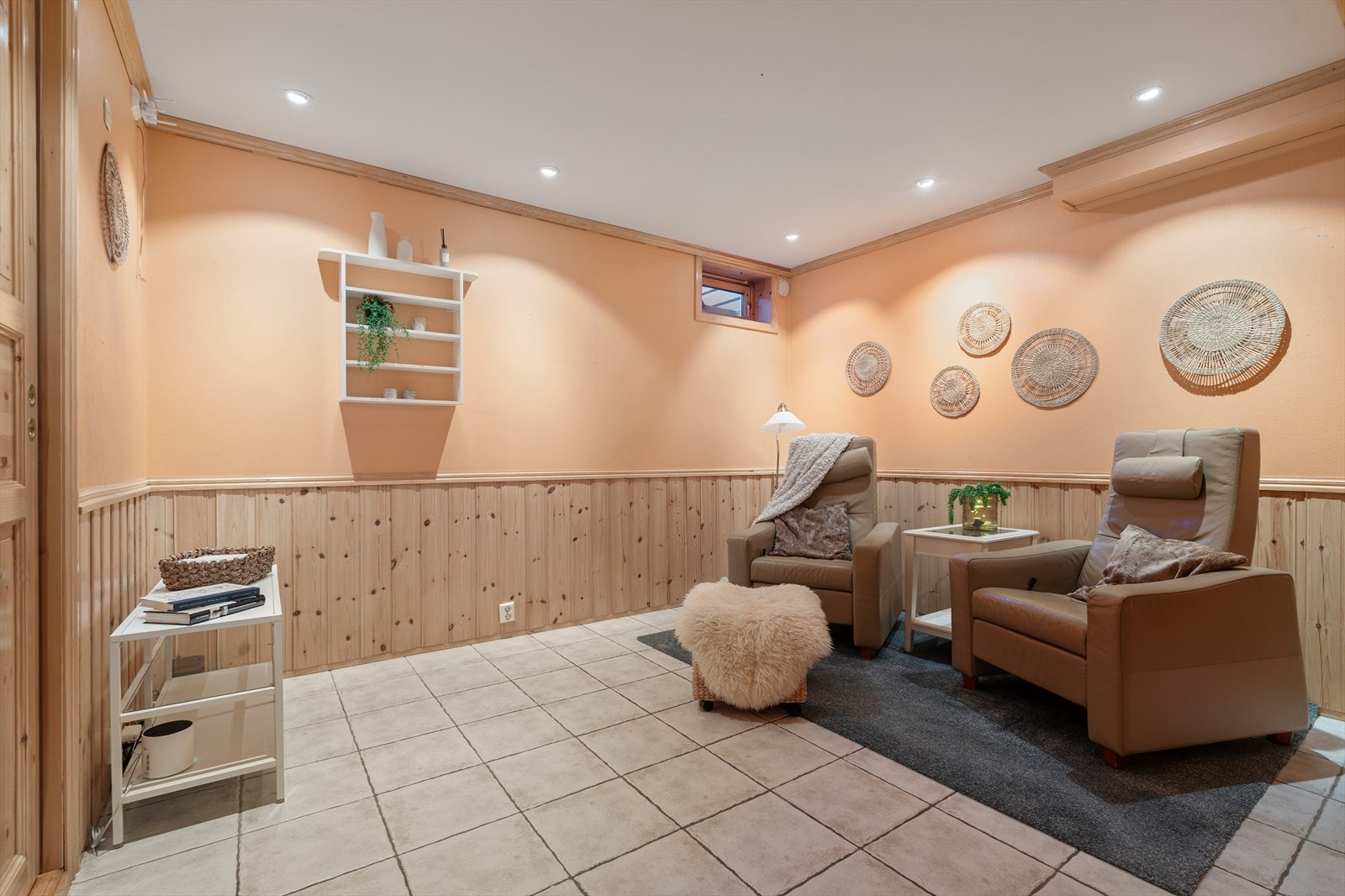 Kjellerbod som i dag blir brukt til kjellerstue, se salgsoppgave for nærmere info. Galleribilde