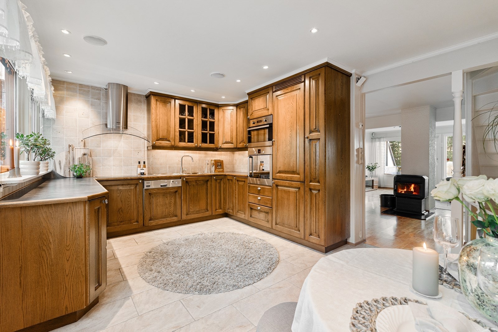 Kjøkken på 16,5m² fra Brovold Treskjærerverksted. Kjøkkenet har varme i det flisbelagte gulvet. Galleribilde