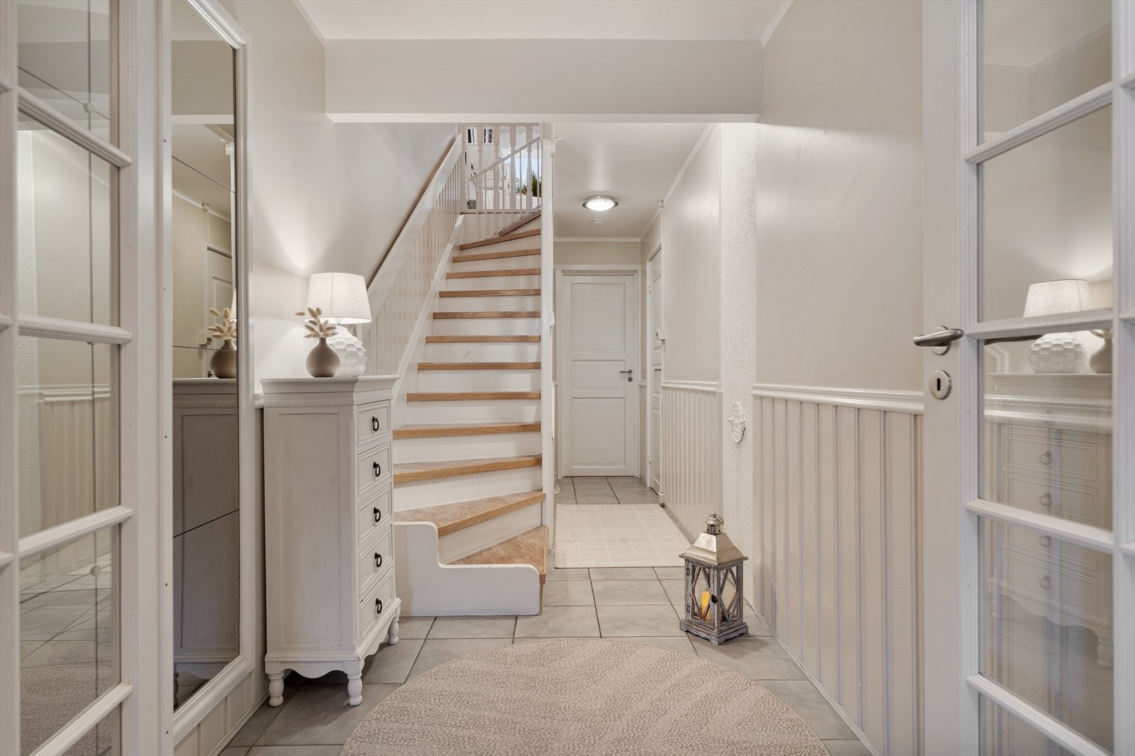 Gangen er på 10m² med varme i gulv, samt oppbevaringsplass under trapp. Galleribilde