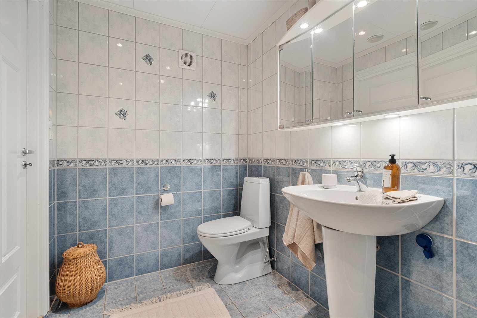 Badet er innredet med servant, klosett, dusjhjørne og mekanisk avtrekk. Galleribilde