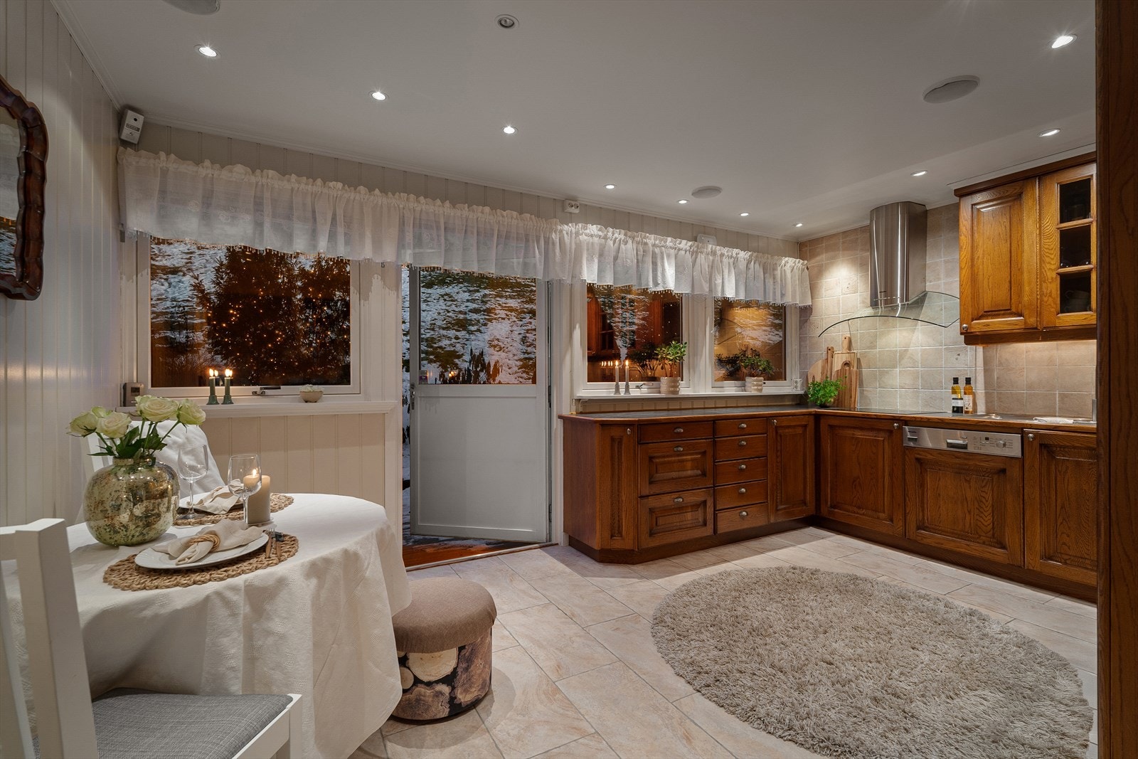 Fra kjøkkenet er det direkte utgang til markterrassen på baksiden av boligen Galleribilde