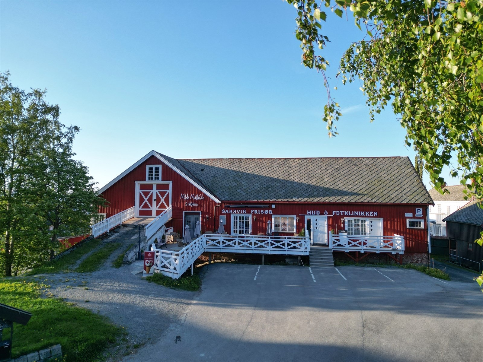 Nærområdet: Milde Mathilde med sine koselig nisjebutikk og deriblandt cafè, friør og hud/fotklinikk Galleribilde