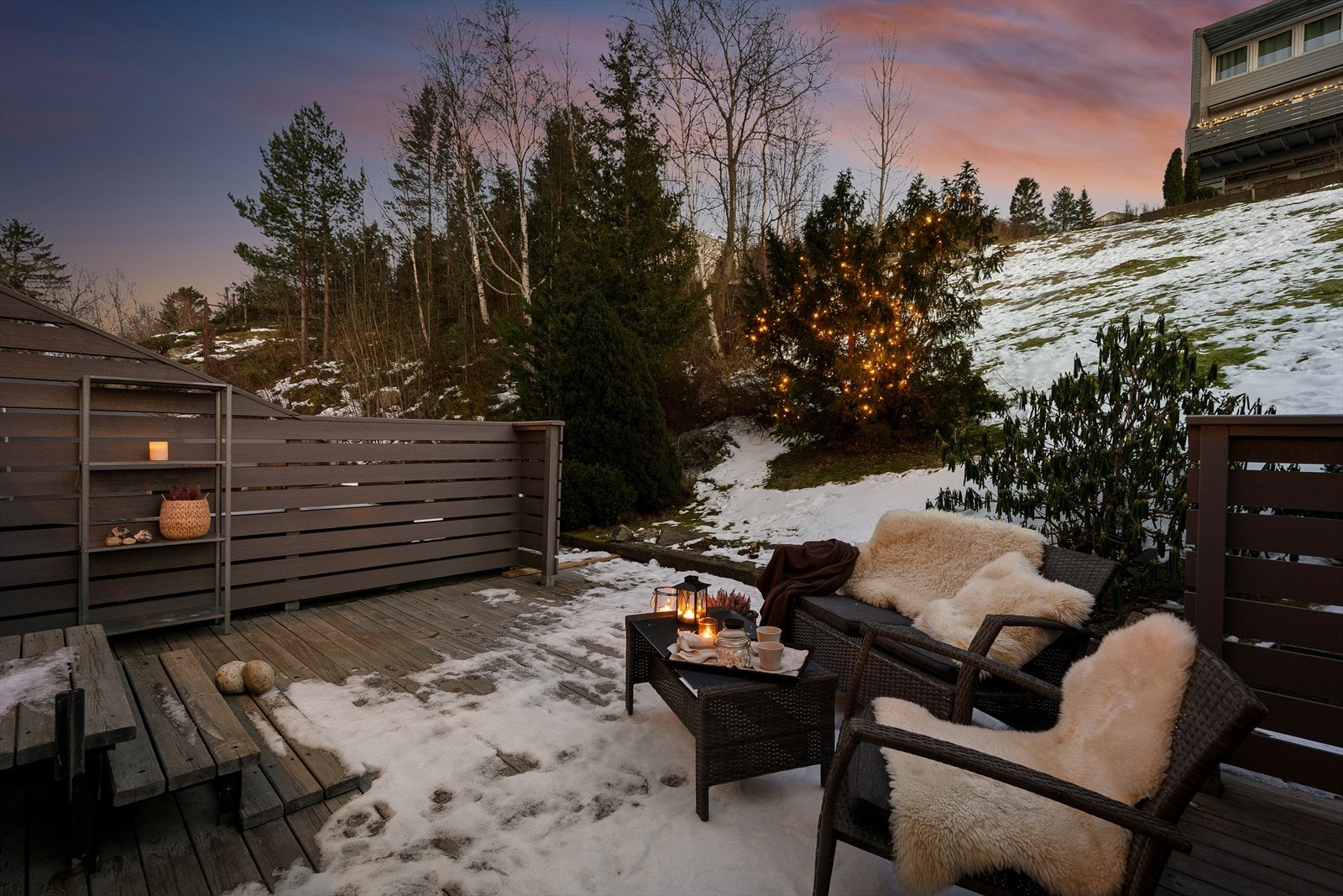 Baksiden av boligen nyter av sol på formiddagen Galleribilde