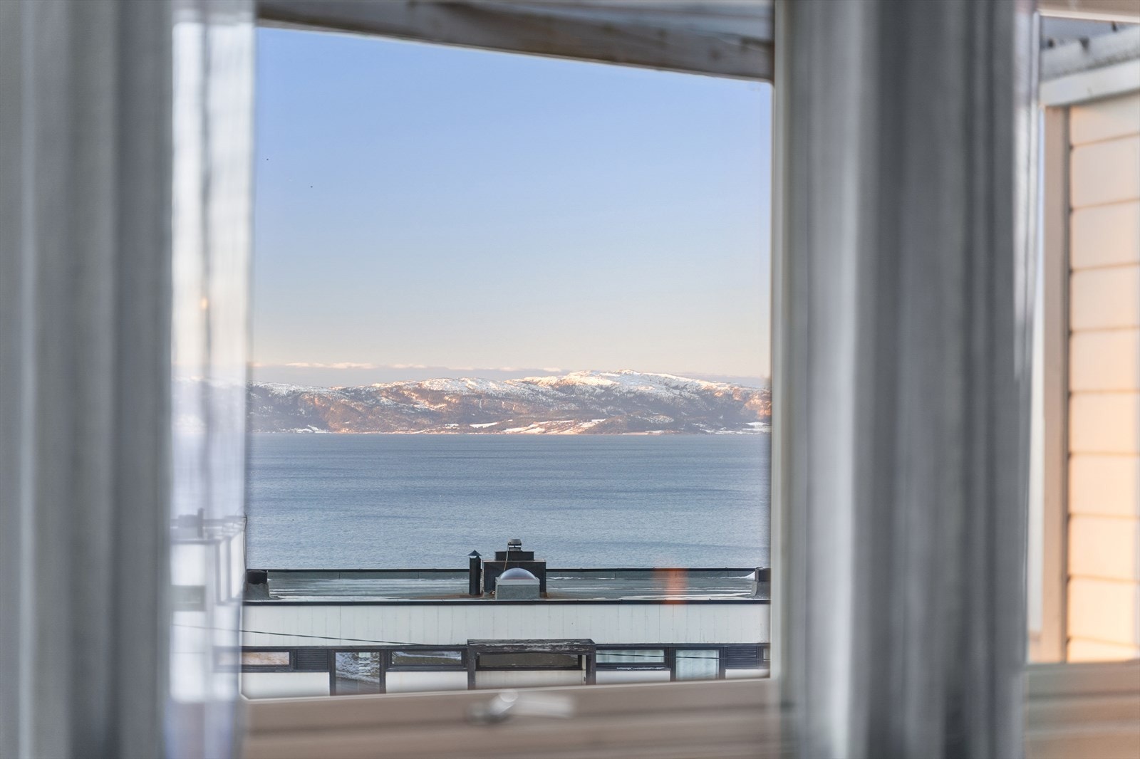 Flott sjøutsikt mot Fosenalpene Galleribilde