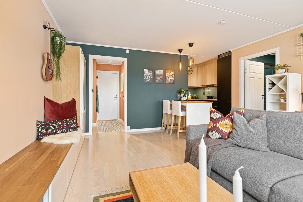 God plass til sofa Galleribilde