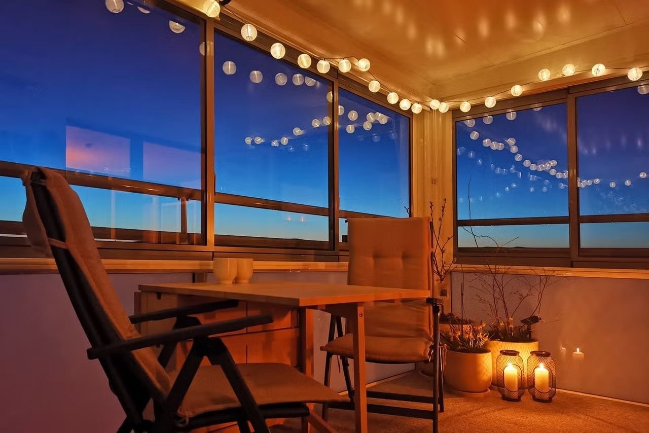 God plass for møblering på balkongen Galleribilde