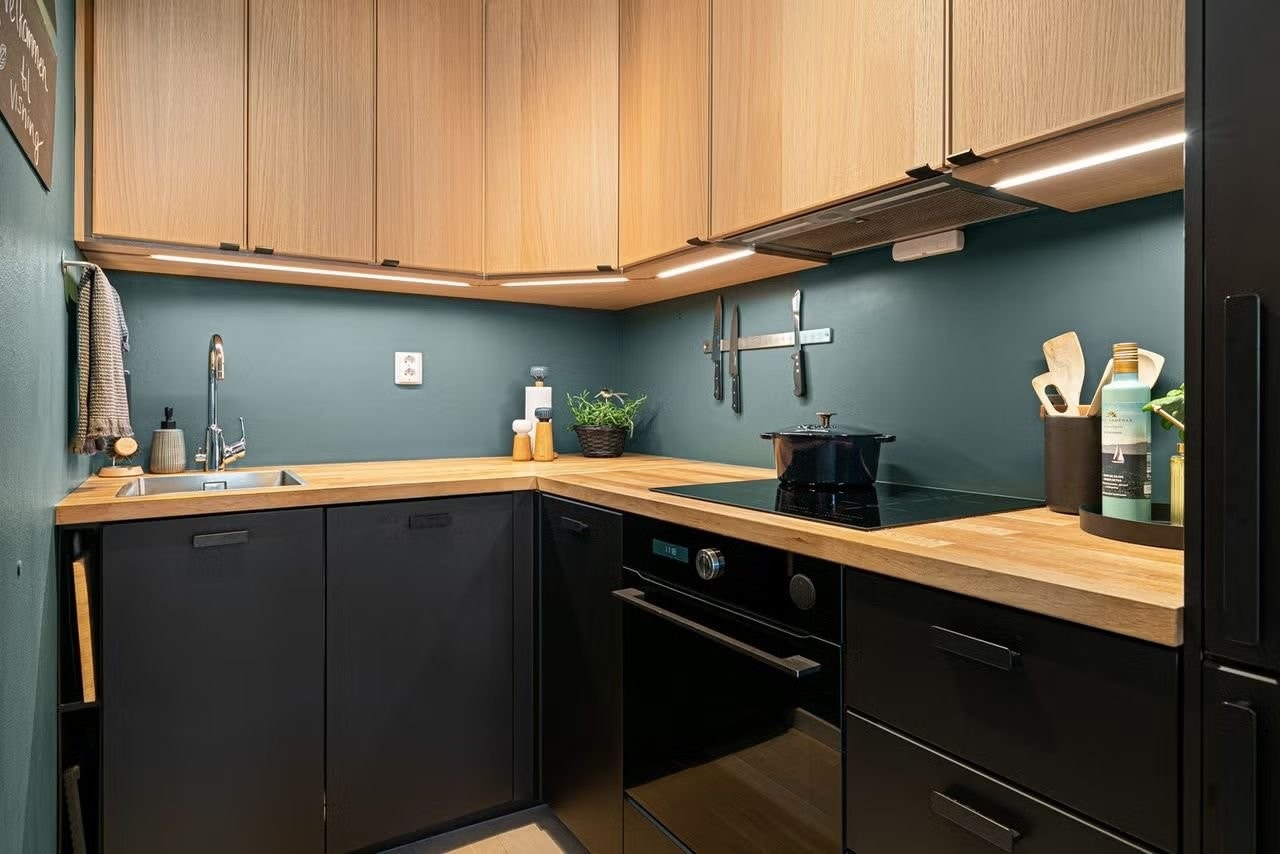 Integrerte og medfølgende hvitevarer, samt godt med skap- og benkeplass Galleribilde