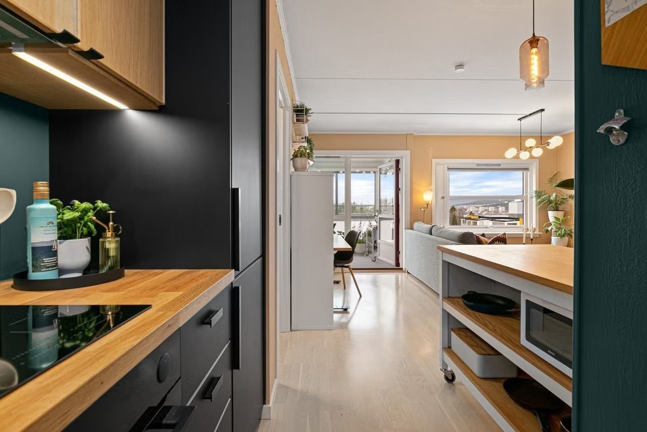 Kjøkken mot stuen Galleribilde