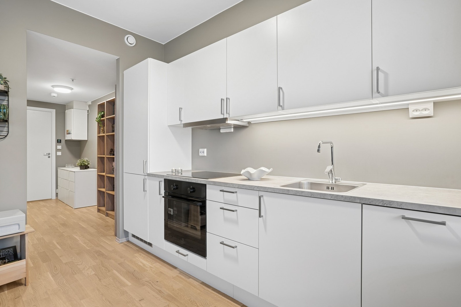 På kjøkken er det integrert oppvaskmaskin, stekovn, platetopp og kjøl/fryseskap. Galleribilde