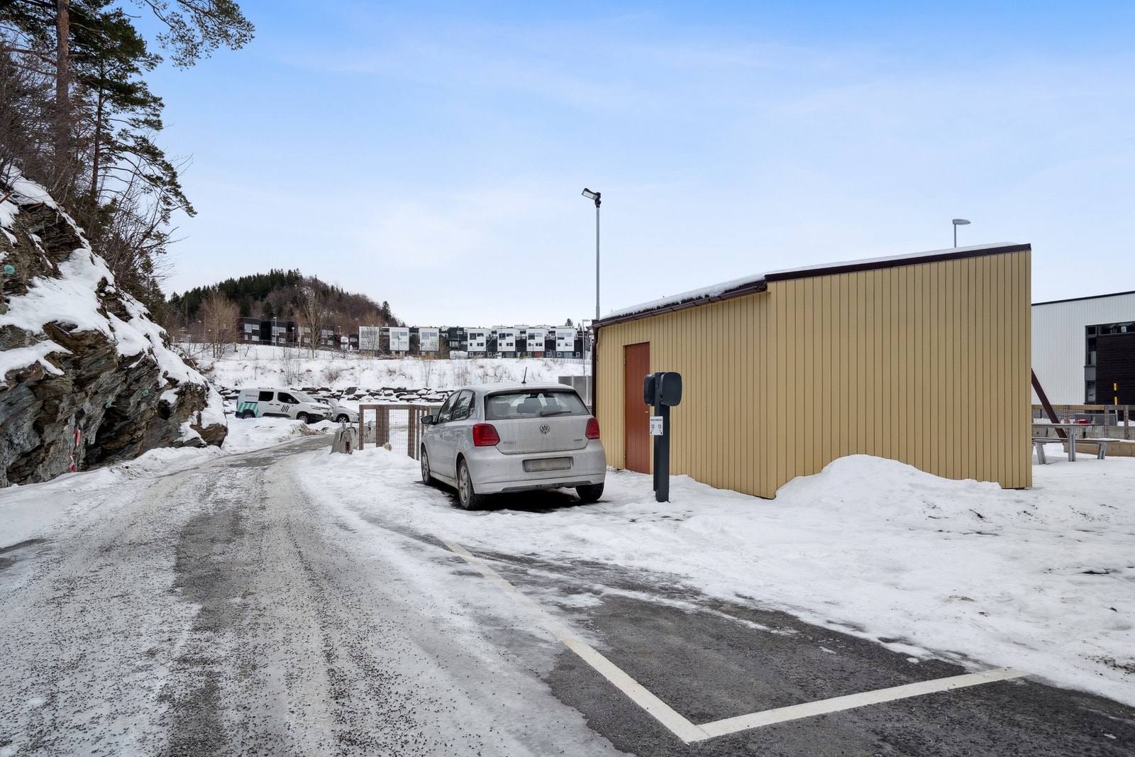 Uteområdet/parkeringsplass. Galleribilde