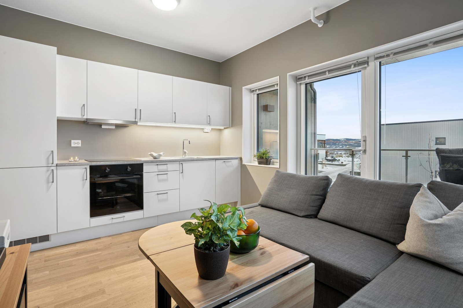 Fra stuen har du utgang til balkong. Store vindusoverflater som gir rikelige med naturlig lysinnslipp. Galleribilde